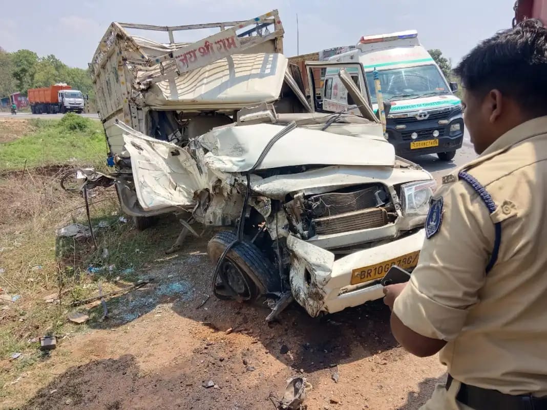 ट्रक और पिकअप वाहन में जोरदार भिड़ंत, तीन घायल ट्रक और पिकअप वाहन में जोरदार भिड़ंत, तीन घायल