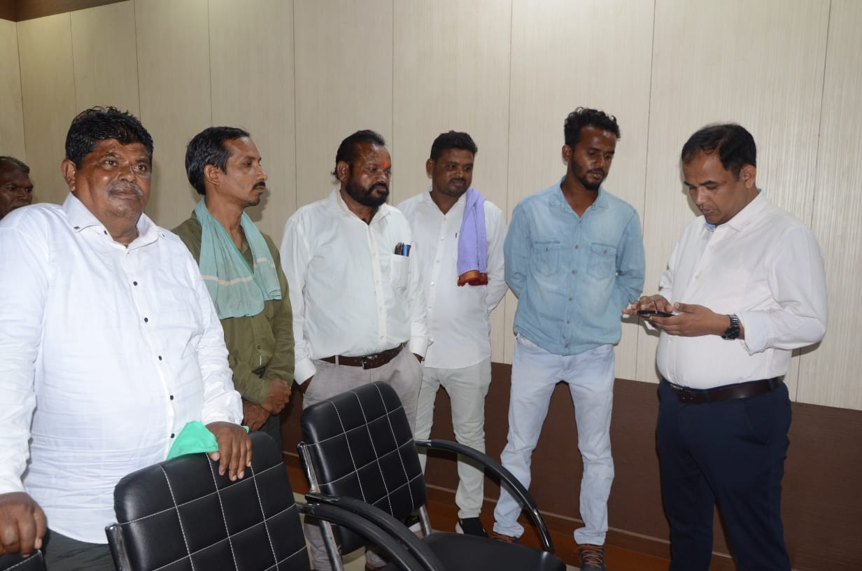 कलेक्टर डाॅ. गौरव सिंह ने मछलीपालन के हितग्राहियों से की मुलाकात कलेक्टर डाॅ. गौरव सिंह ने मछलीपालन के हितग्राहियों से की मुलाकात