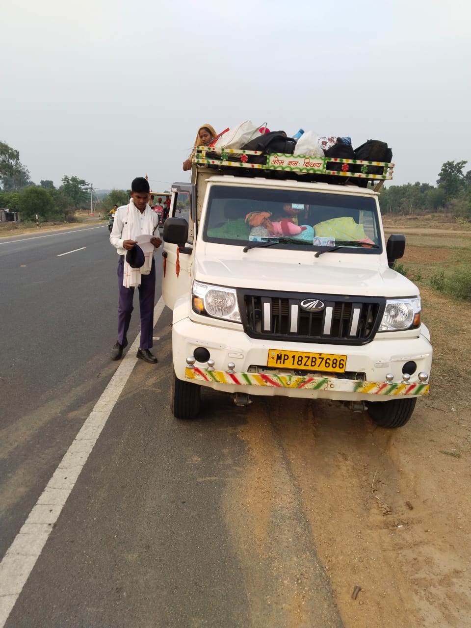 मालवाहक पर सवारी ढोने वाले चालक पर अपराध दर्ज, वाहन जप्त, धौराटिकरा के पास संतुलन खोकर पलटा था वाहन मालवाहक पर सवारी ढोने वाले चालक पर अपराध दर्ज, वाहन जप्त, धौराटिकरा के पास संतुलन खोकर पलटा था वाहन