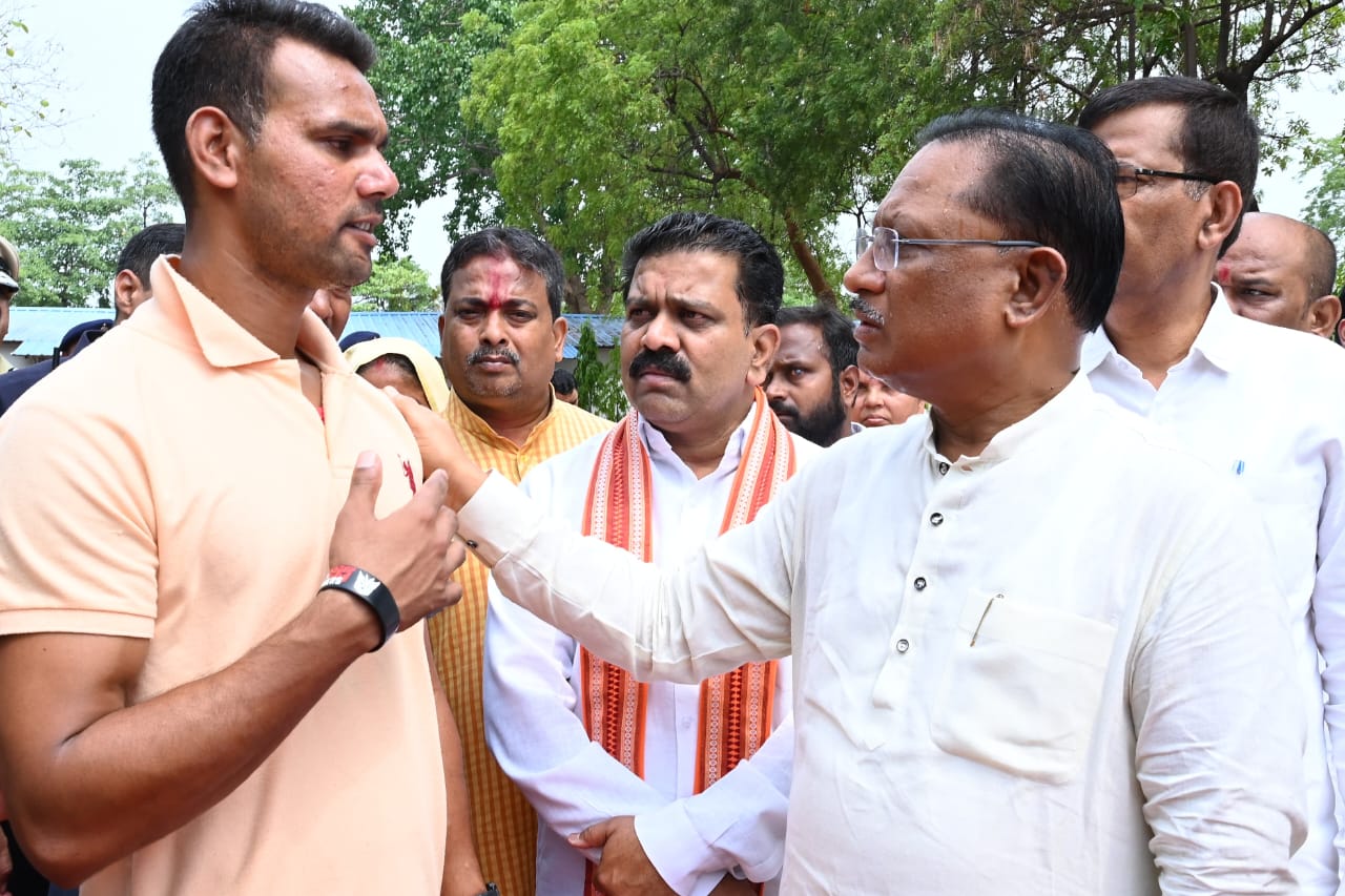 मुख्यमंत्री विष्णु देव साय और उप मुख्यमंत्री विजय शर्मा ने शहीद जवान के पार्थिव शरीर को कांधा देकर गृहग्राम जशपुर के लिए किया रवाना मुख्यमंत्री विष्णु देव साय और उप मुख्यमंत्री विजय शर्मा ने शहीद जवान के पार्थिव शरीर को कांधा देकर गृहग्राम जशपुर के लिए किया रवाना