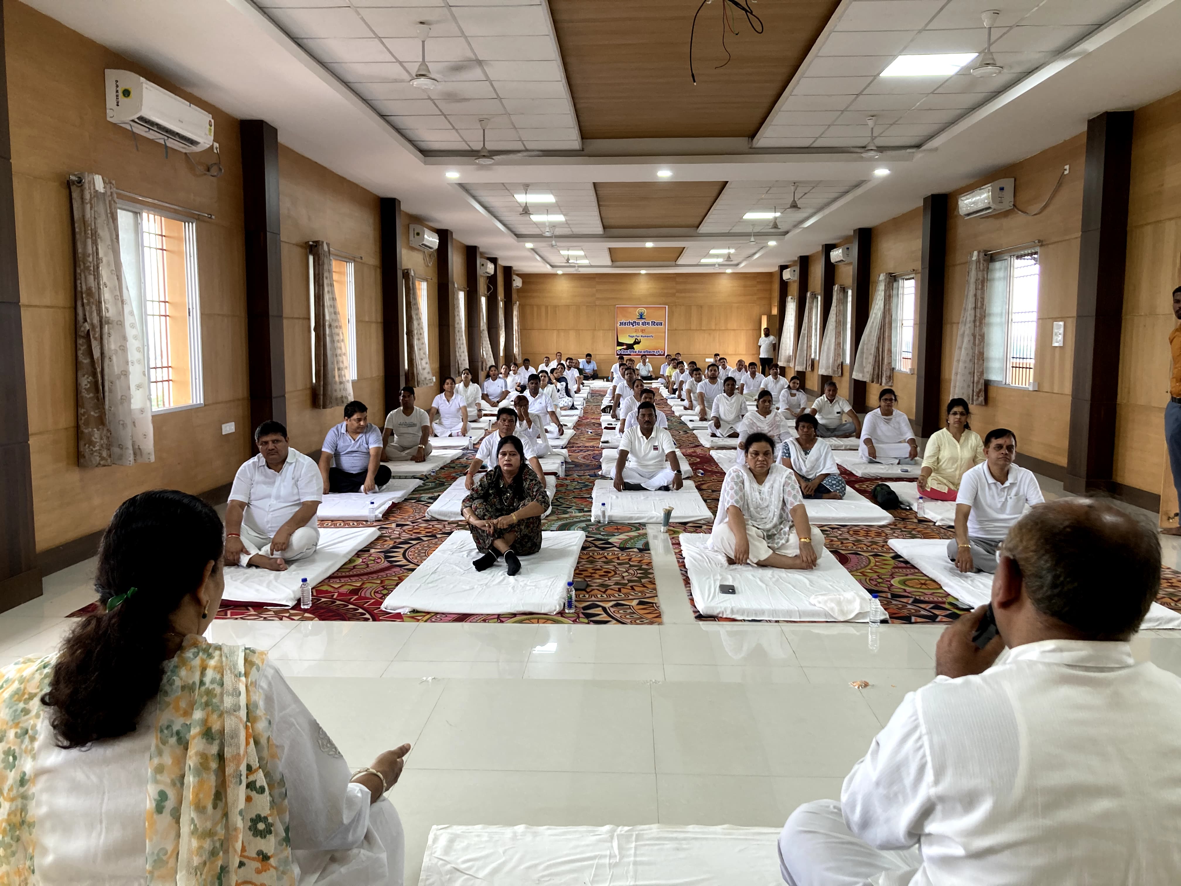 अंतर्राष्ट्रीय योग दिवस के अवसर पर जिला न्यायालय परिसर दुर्ग में योग कार्यक्रम संपन्न अंतर्राष्ट्रीय योग दिवस के अवसर पर जिला न्यायालय परिसर दुर्ग में योग कार्यक्रम संपन्न