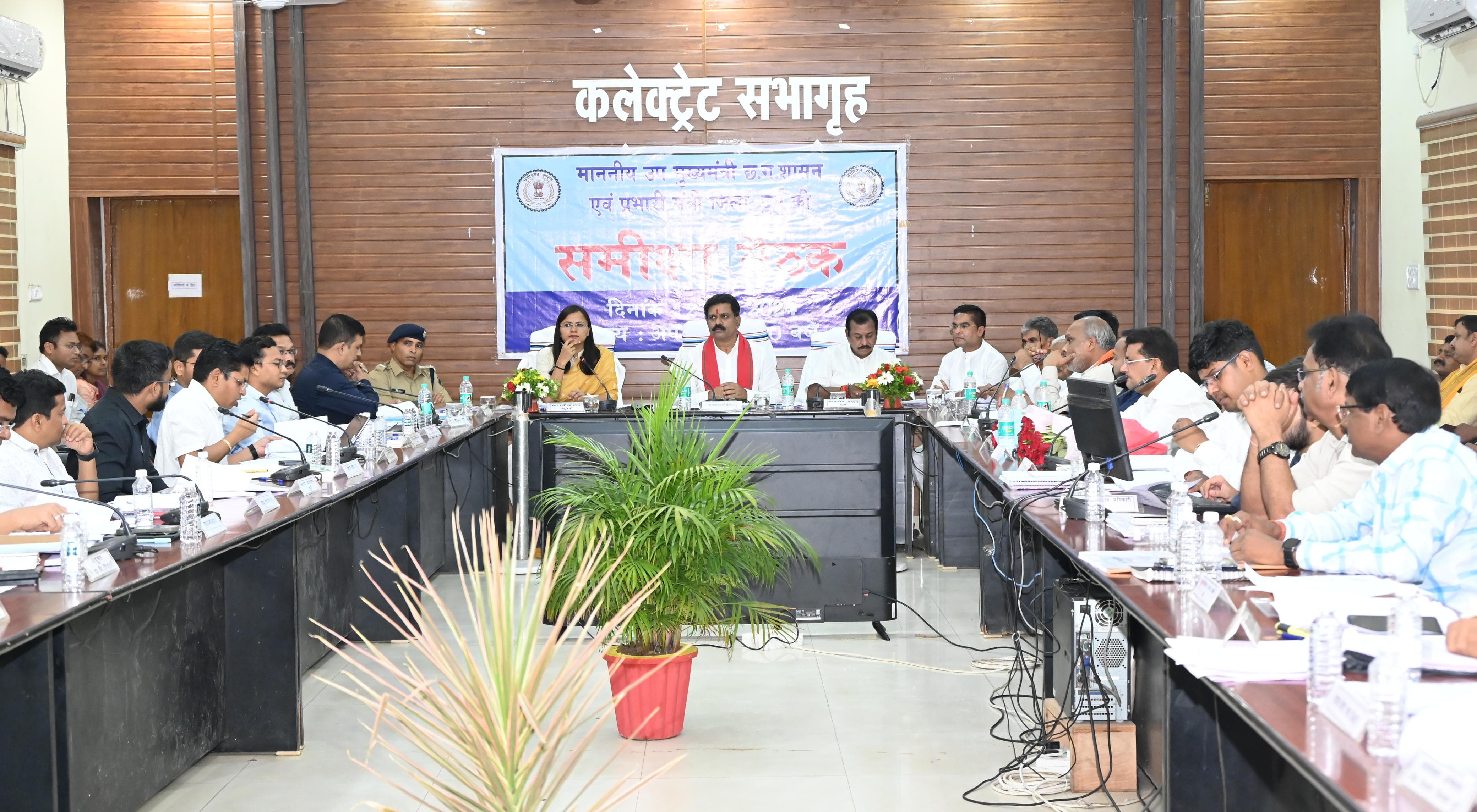 शासन की योजनाओं पर क्रियान्वयन बेहतर ढंग से हो - प्रभारी मंत्री श्री शर्मा शासन की योजनाओं पर क्रियान्वयन बेहतर ढंग से हो - प्रभारी मंत्री श्री शर्मा