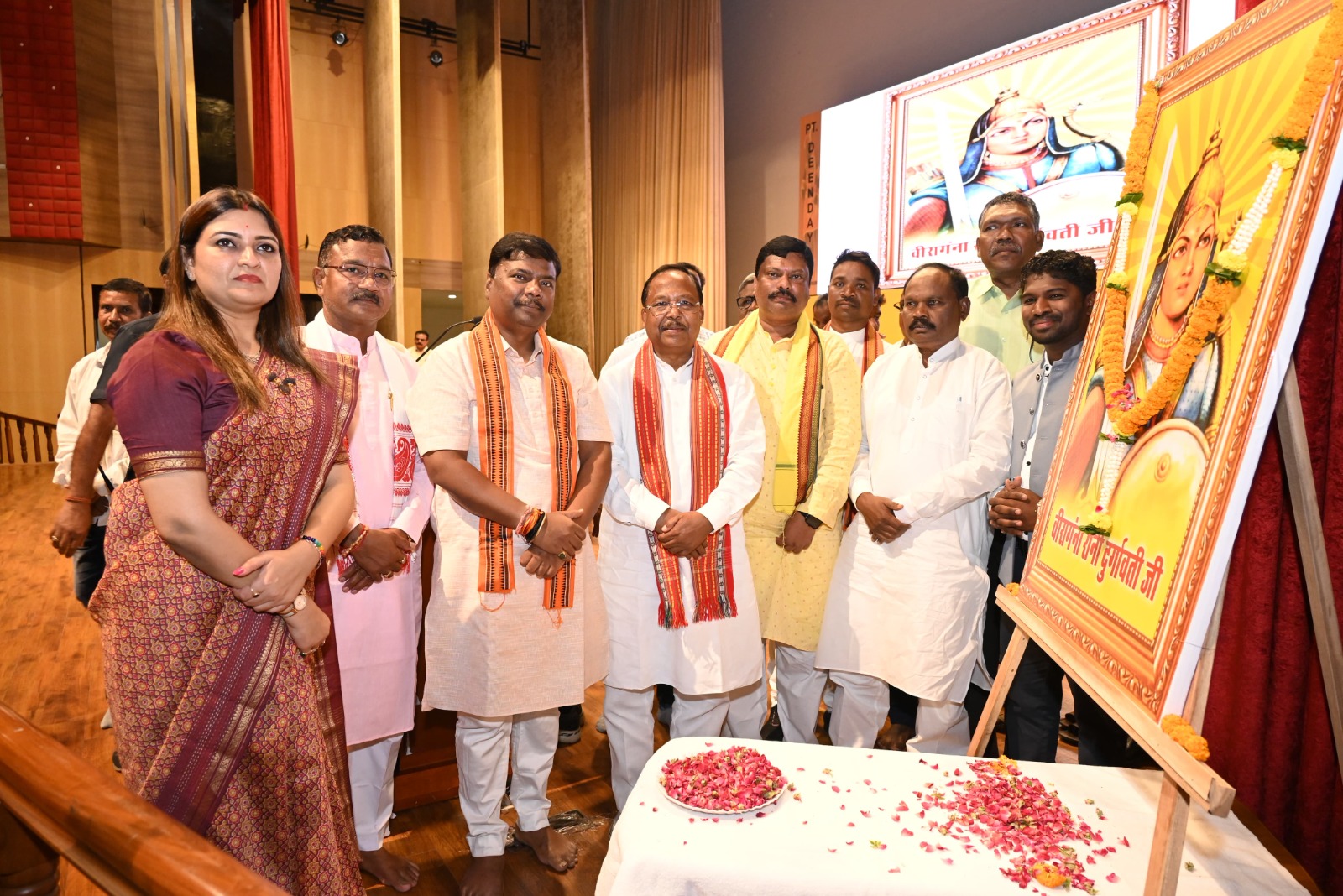 जनजातीय गौरव के प्रतीक वीरांगना रानी दुर्गावती से प्रेरणा लेकर समाज को आगे बढ़ाएं: मंत्री रामविचार नेताम जनजातीय गौरव के प्रतीक वीरांगना रानी दुर्गावती से प्रेरणा लेकर समाज को आगे बढ़ाएं: मंत्री रामविचार नेताम