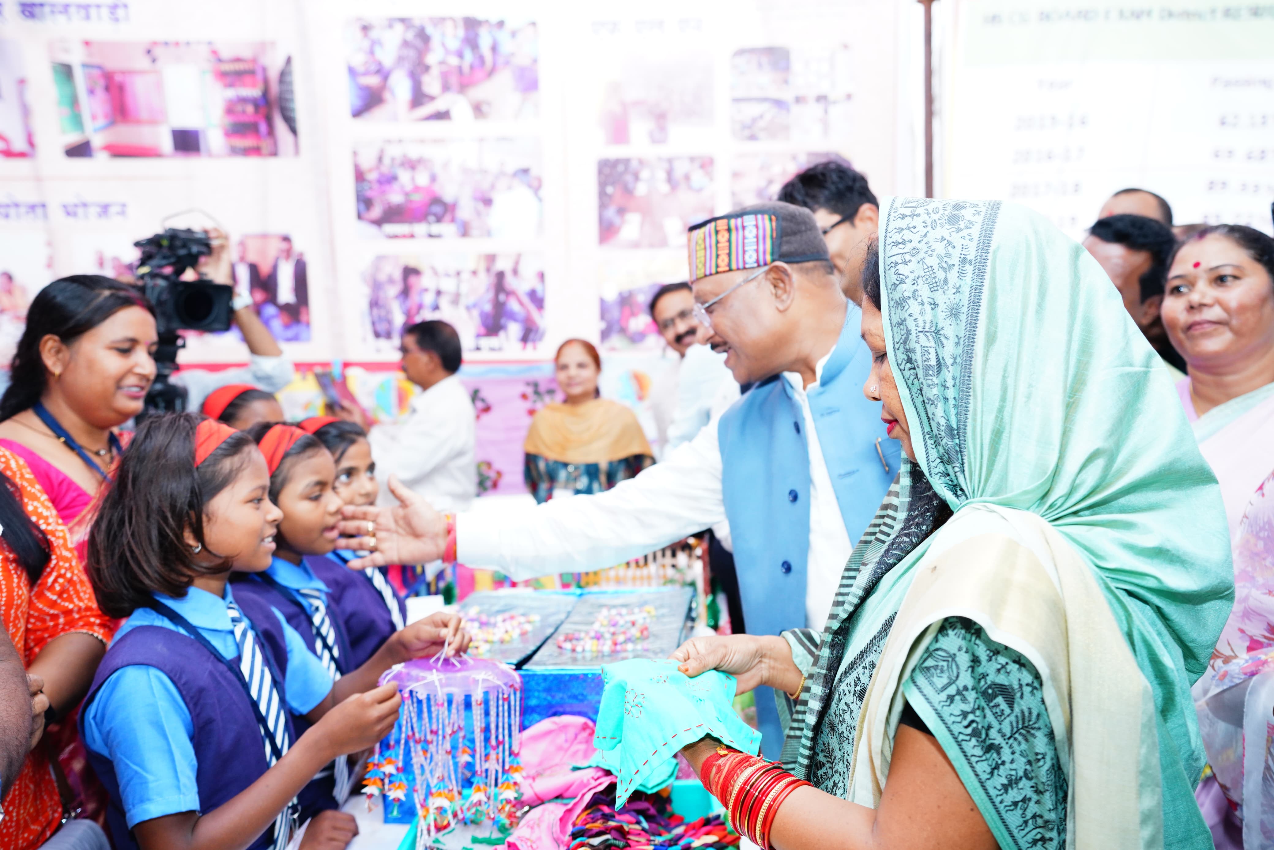 बच्चों की मोहक मुस्कान का जादू.... बच्चों की मोहक मुस्कान का जादू....