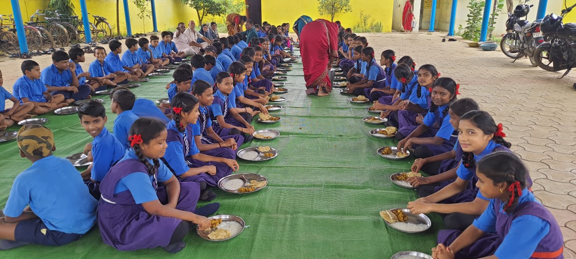शाला प्रवेशोत्सव में बच्चों को खीर-पुडी खिलाकर लगाए टीके, किया स्वागत शाला प्रवेशोत्सव में बच्चों को खीर-पुडी खिलाकर लगाए टीके, किया स्वागत