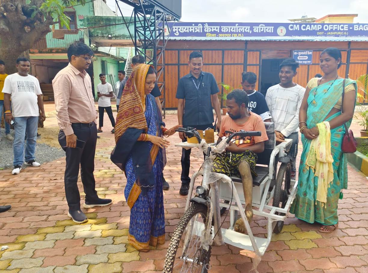 मुख्यमंत्री विष्णुदेव साय के निर्देश पर दिव्यांग को मिला बैटरी चलित ट्राई सायकल मुख्यमंत्री विष्णुदेव साय के निर्देश पर दिव्यांग को मिला बैटरी चलित ट्राई सायकल