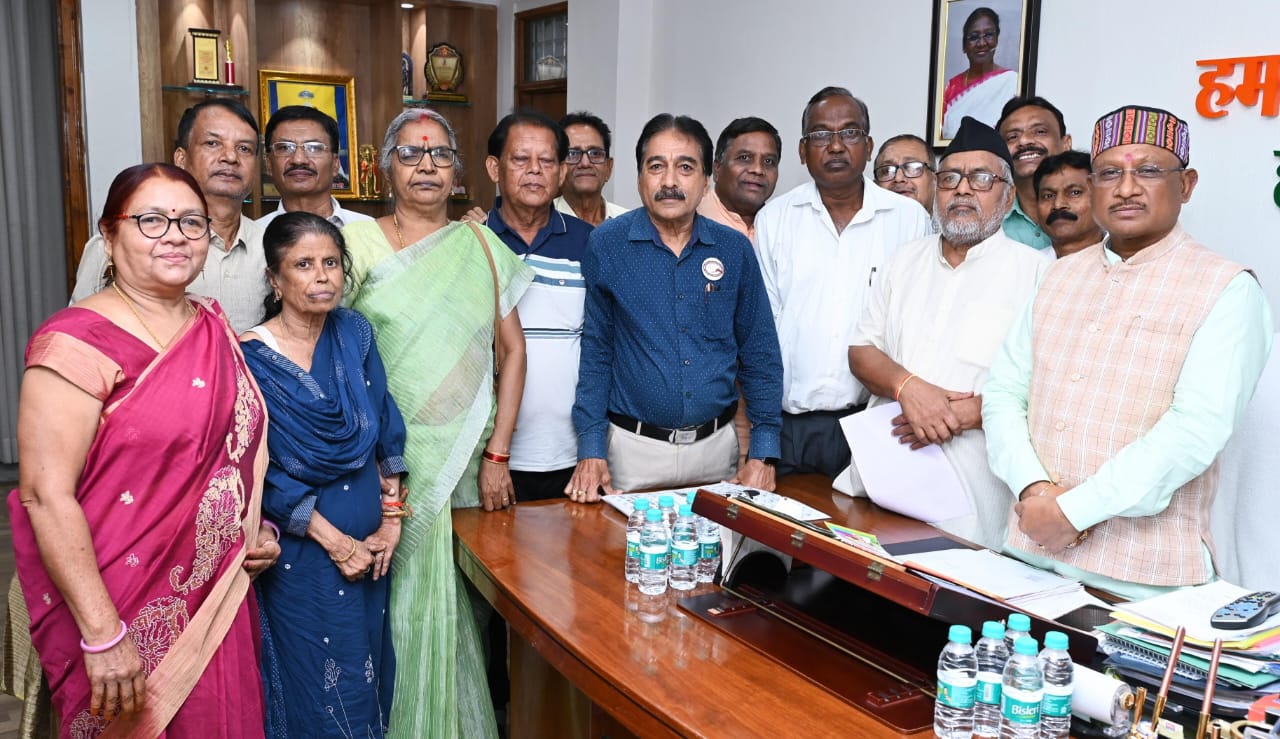 मुख्यमंत्री साय से भारतीय राज्य पेंशनर्स महासंघ के प्रतिनिधिमंडल ने की सौजन्य मुलाकात मुख्यमंत्री साय से भारतीय राज्य पेंशनर्स महासंघ के प्रतिनिधिमंडल ने की सौजन्य मुलाकात