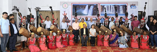 बस्तर की लोक संस्कृति की प्रस्तुति से मंत्रमुग्ध हुआ केन्द्रीय वित्त आयोग का दल बस्तर की लोक संस्कृति की प्रस्तुति से मंत्रमुग्ध हुआ केन्द्रीय वित्त आयोग का दल