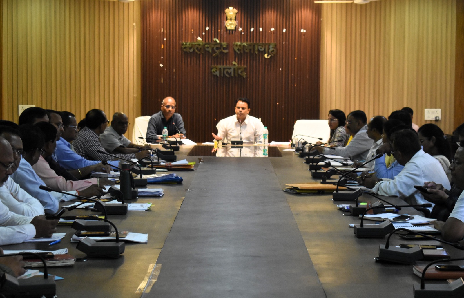 राजस्व प्रकरणों के निराकरण में कोताही बरतने पर संबंधित अधिकारी-कर्मचारियों के विरुद्ध होगी कार्रवाई राजस्व प्रकरणों के निराकरण में कोताही बरतने पर संबंधित अधिकारी-कर्मचारियों के विरुद्ध होगी कार्रवाई