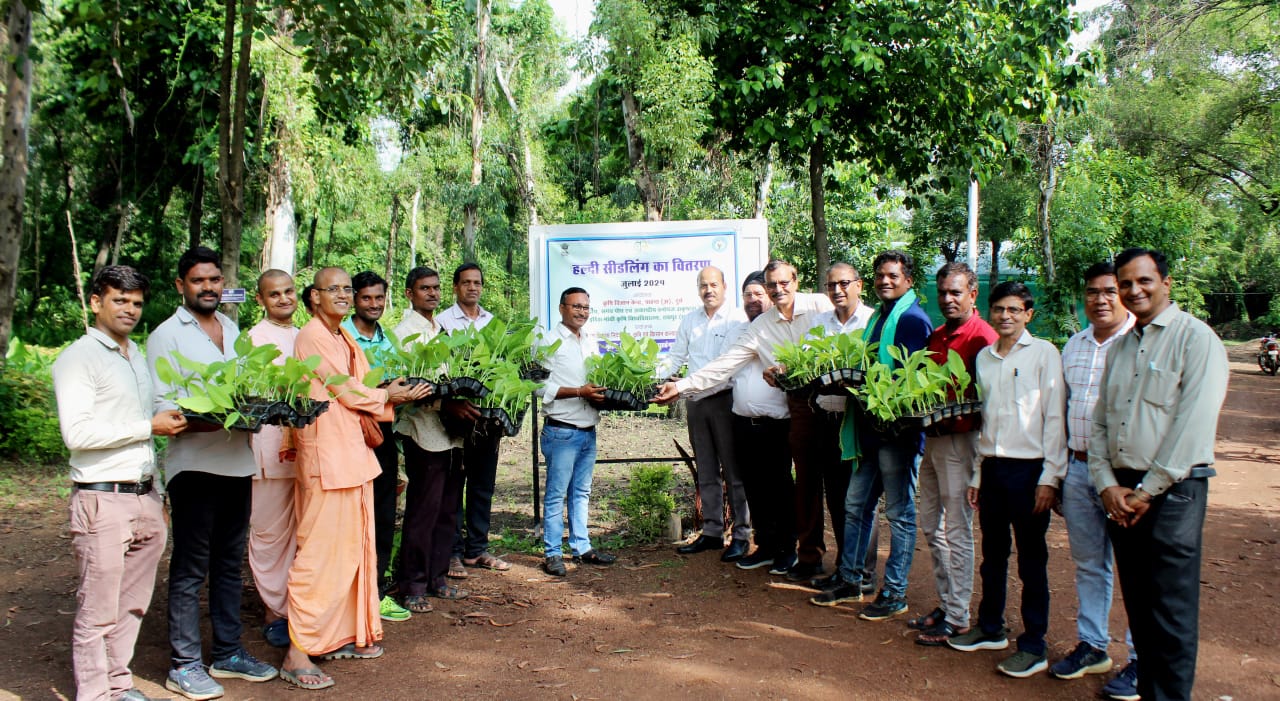 कुलपति डॉ. चंदेल ने प्रगतिशील कृषकों को हल्दी की उन्नत किस्मों के पौधे वितरित किये कुलपति डॉ. चंदेल ने प्रगतिशील कृषकों को हल्दी की उन्नत किस्मों के पौधे वितरित किये