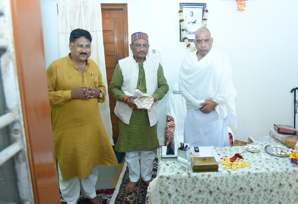 मुख्यमंत्री गुरु पूर्णिमा के अवसर पर बनोरा स्थित अघोर गुरु पीठ में गुरु दर्शन के लिए पहुंचे मुख्यमंत्री गुरु पूर्णिमा के अवसर पर बनोरा स्थित अघोर गुरु पीठ में गुरु दर्शन के लिए पहुंचे