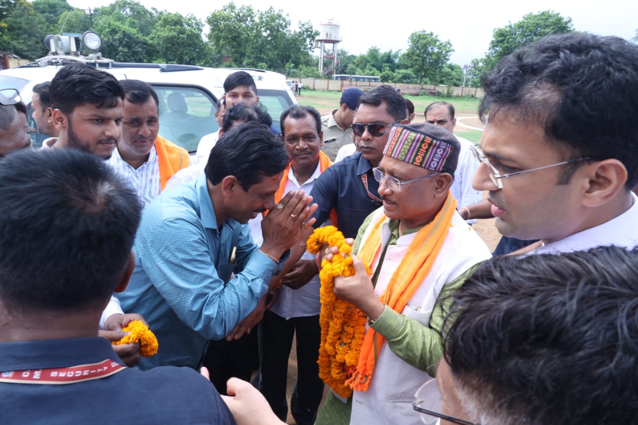 मुख्यमंत्री के महापल्ली हेलीपेड पहुंचने पर आत्मीय स्वागत मुख्यमंत्री के महापल्ली हेलीपेड पहुंचने पर आत्मीय स्वागत