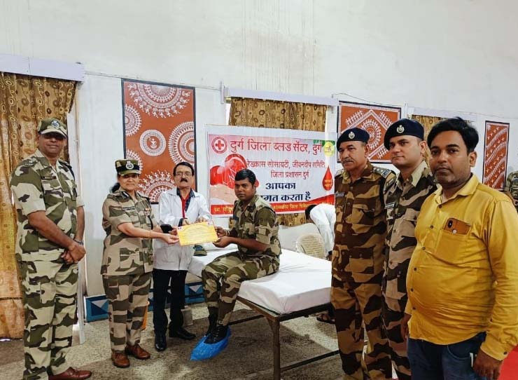 सी.आई.एस.एफ. के जवानों ने किया रक्तदान सी.आई.एस.एफ. के जवानों ने किया रक्तदान