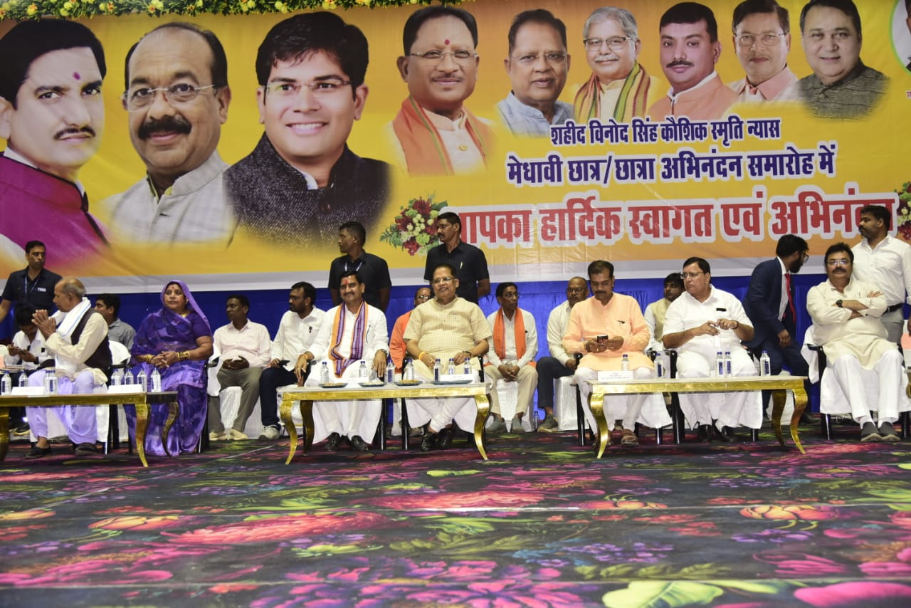 शहीद विनोद सिंह कौशिक की स्मृति में 7 हजार छात्र छात्राओं का सम्मान शहीद विनोद सिंह कौशिक की स्मृति में 7 हजार छात्र छात्राओं का सम्मान