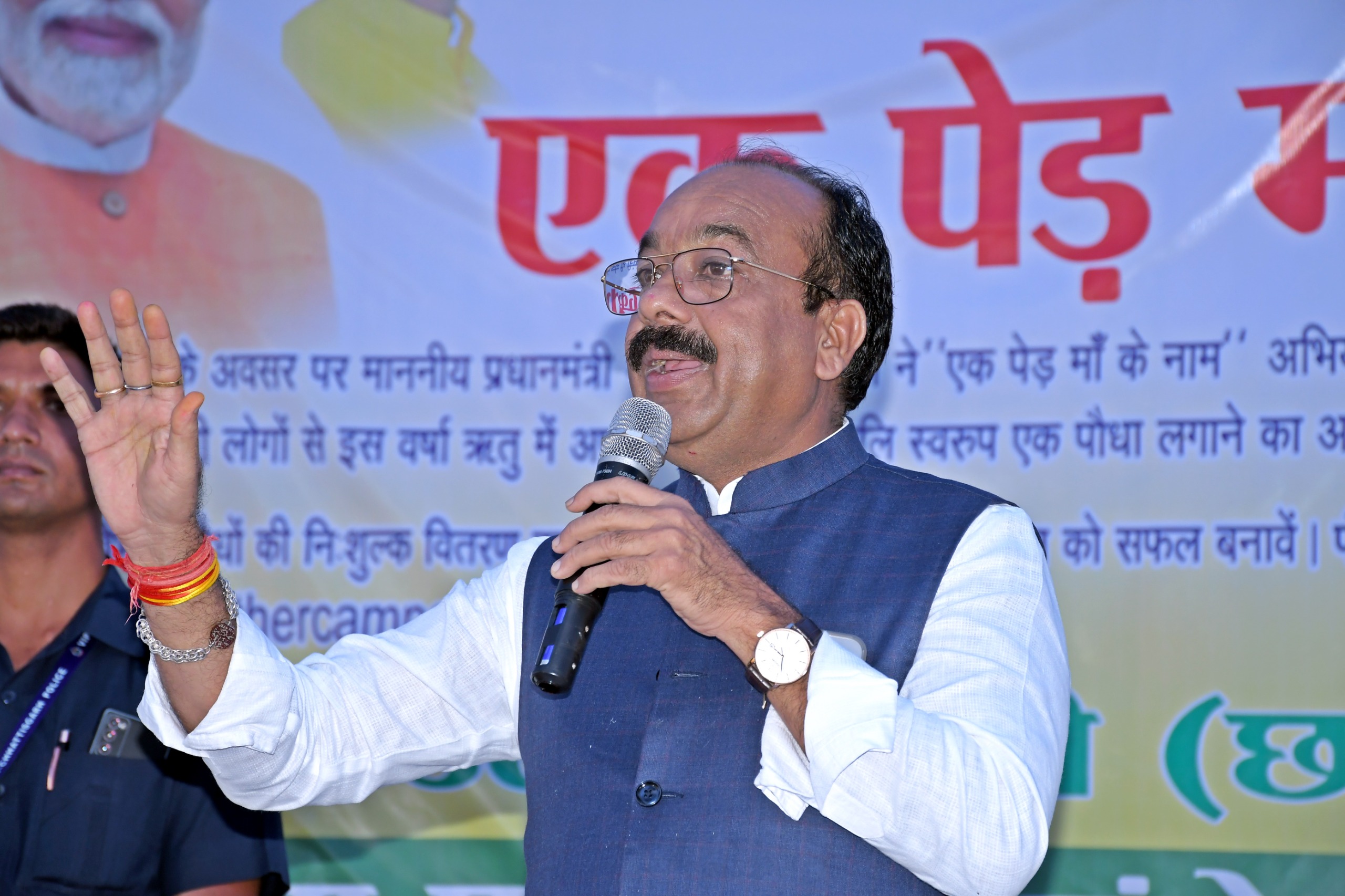 एक पेड़ मां के नाम : उप मुख्यमंत्री अरुण साव ने अपनी मां के सम्मान में लगाया पौधा एक पेड़ मां के नाम : उप मुख्यमंत्री अरुण साव ने अपनी मां के सम्मान में लगाया पौधा