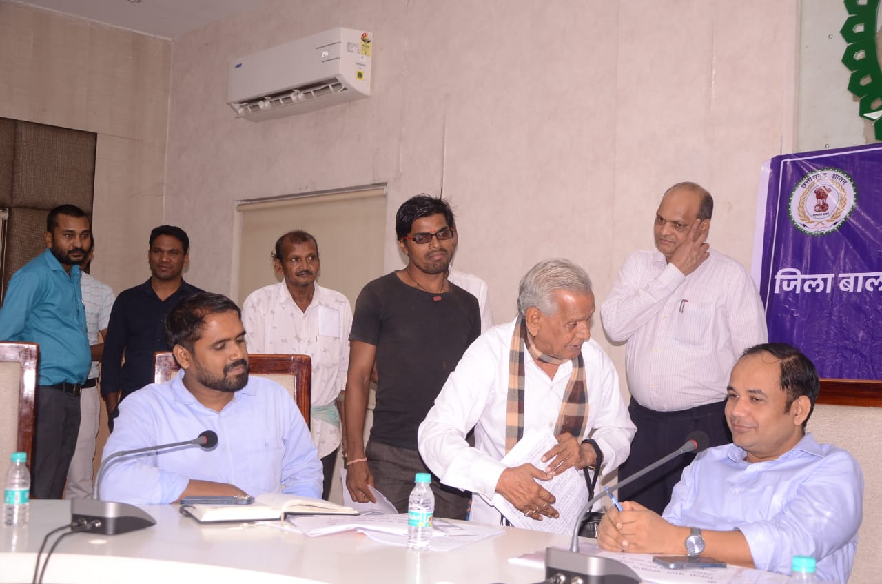 कलेक्टर डॉ. गौरव सिंह ने जनदर्शन में सुनी आम नागरिकों की समस्याएं कलेक्टर डॉ. गौरव सिंह ने जनदर्शन में सुनी आम नागरिकों की समस्याएं