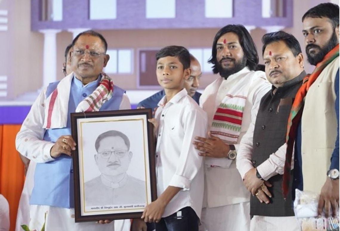 मुख्यमंत्री को छात्र हर्ष गिलहरे ने स्केच पोर्ट्रेट भेंट की मुख्यमंत्री को छात्र हर्ष गिलहरे ने स्केच पोर्ट्रेट भेंट की