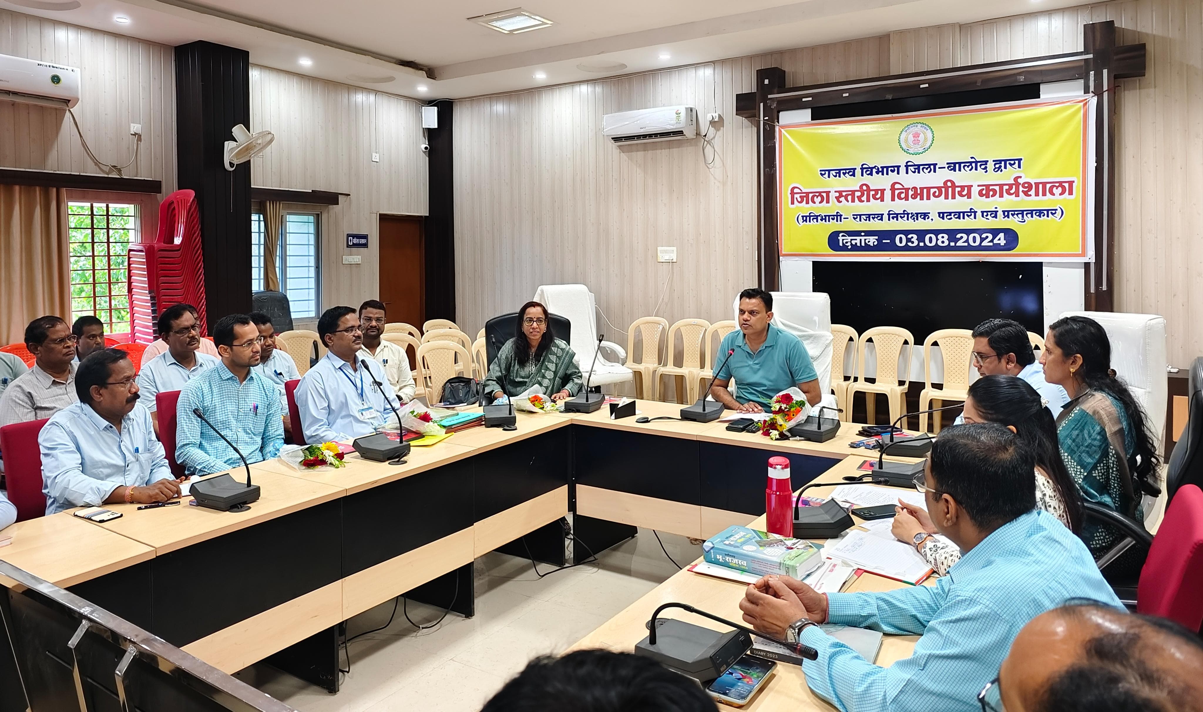 राजस्व विभाग के अधिकारी-कर्मचारी शासन की मंशा के अनुरूप विभागीय कार्यप्रणाली को बेहतर सुनिश्चित करें - कलेक्टर राजस्व विभाग के अधिकारी-कर्मचारी शासन की मंशा के अनुरूप विभागीय कार्यप्रणाली को बेहतर सुनिश्चित करें - कलेक्टर