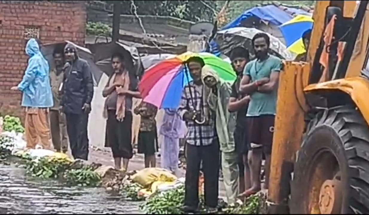 जल भराव की शिकायत मिलने पर भिलाई निगम ने तुरंत लिया एक्शन, समस्या को किया दूर जल भराव की शिकायत मिलने पर भिलाई निगम ने तुरंत लिया एक्शन, समस्या को किया दूर