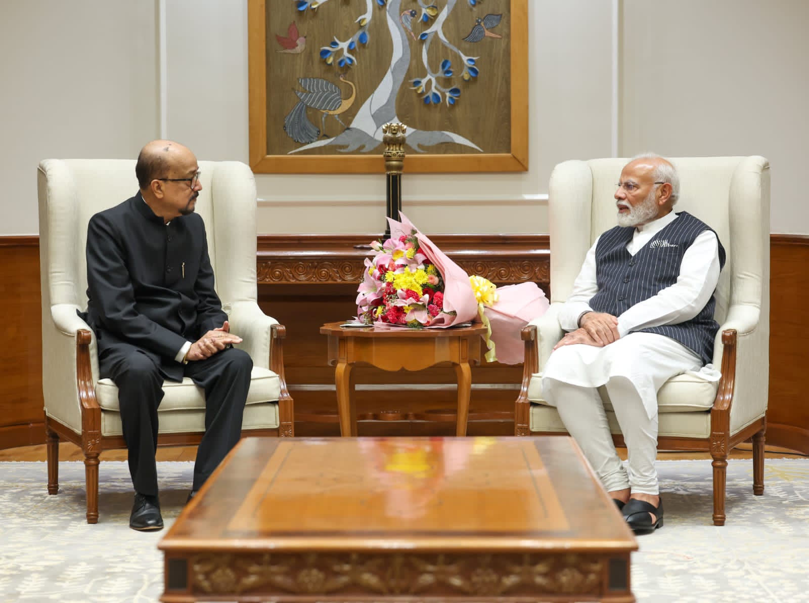 प्रधानमंत्री श्री नरेंद्र मोदी से राज्यपाल श्री रमेन डेका ने की सौजन्य मुलाकात प्रधानमंत्री श्री नरेंद्र मोदी से राज्यपाल श्री रमेन डेका ने की सौजन्य मुलाकात