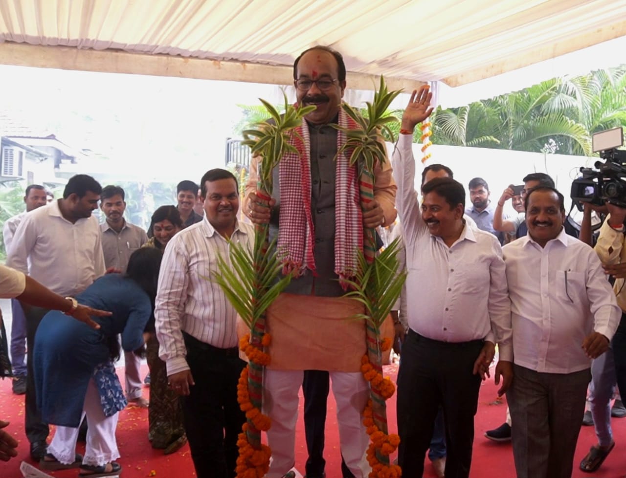 उप मुख्यमंत्री अरुण साव ने हरेली पर कृषि औजारों और गेड़ी की पूजा की उप मुख्यमंत्री अरुण साव ने हरेली पर कृषि औजारों और गेड़ी की पूजा की