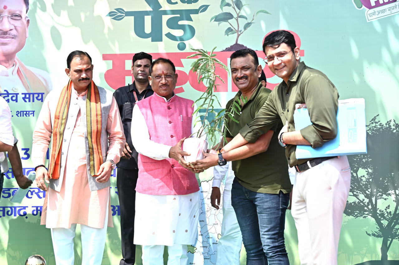 रायपुर : ‘एक पेड़ महतारी के नाम’ महाभियान का शुभारंभ रायपुर : ‘एक पेड़ महतारी के नाम’ महाभियान का शुभारंभ