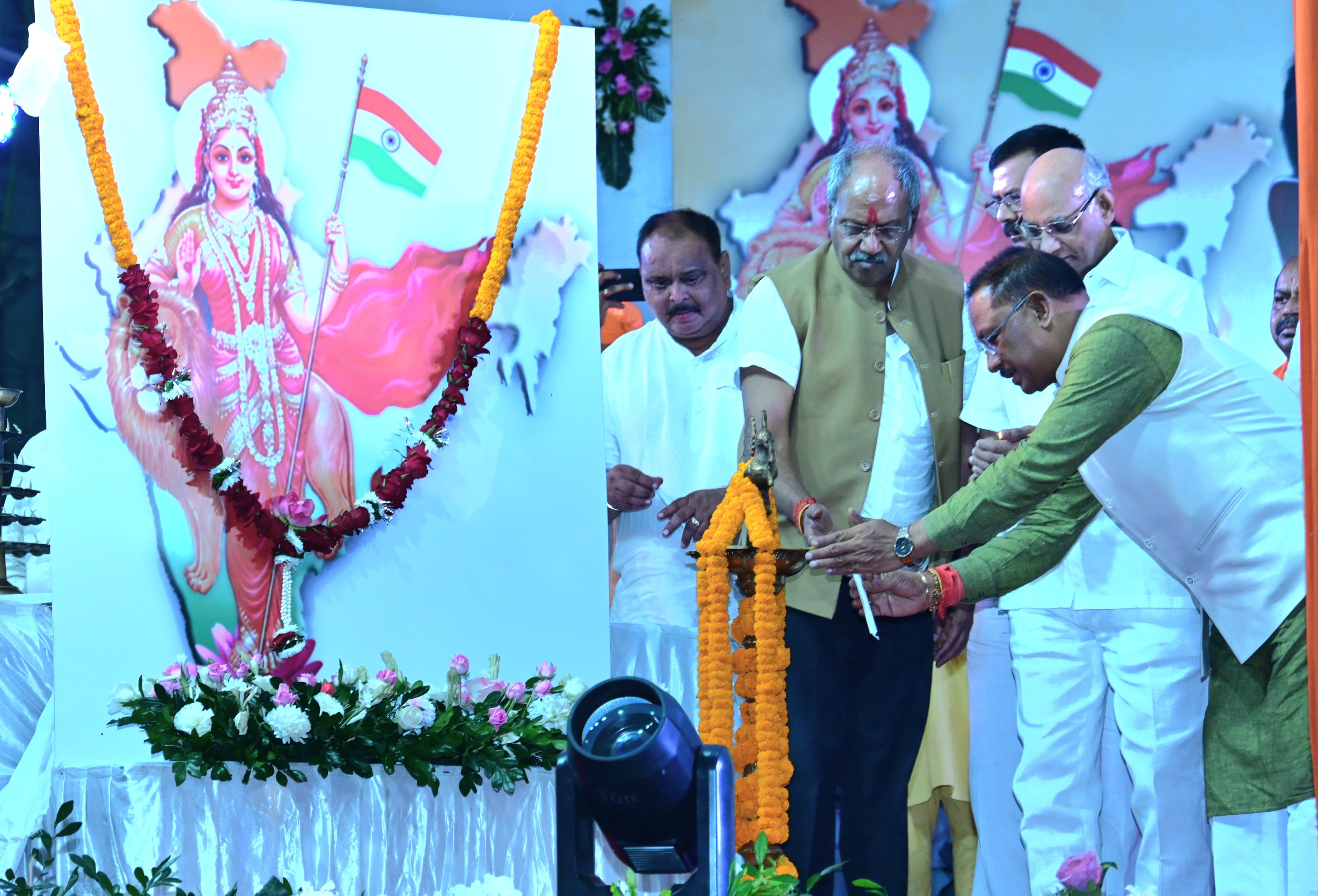 वीर सपूतों के बलिदान से मिली है आजादी- मुख्यमंत्री वीर सपूतों के बलिदान से मिली है आजादी- मुख्यमंत्री