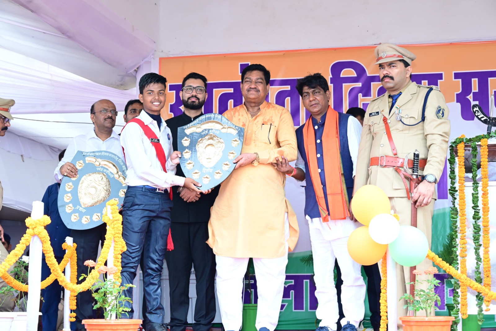 खाद्य मंत्री दयालदास बघेल ने महासमुंद में किया ध्वजारोहण खाद्य मंत्री दयालदास बघेल ने महासमुंद में किया ध्वजारोहण