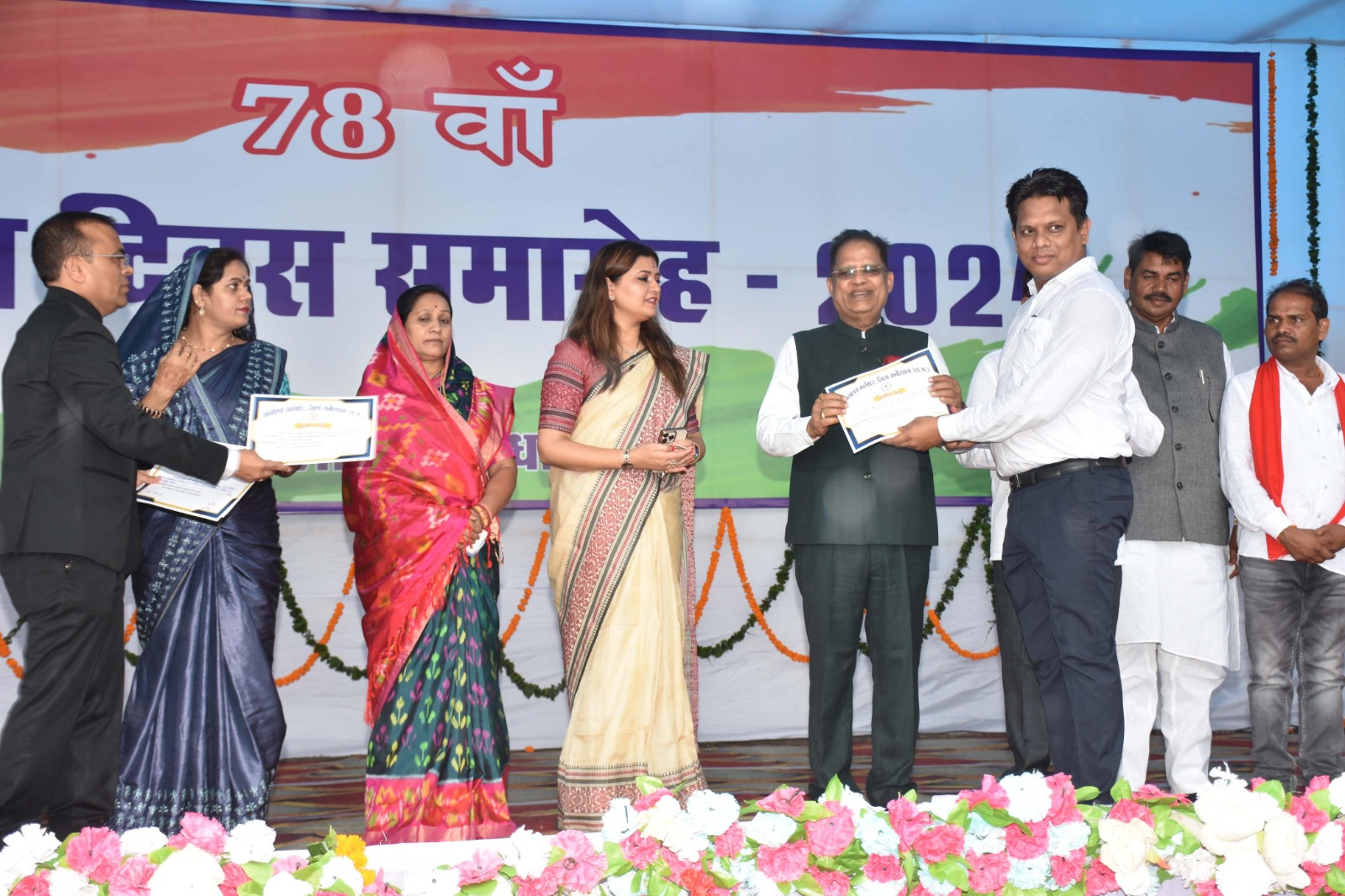 विधायक अमर अग्रवाल ने कवर्धा के मुख्य समारोह में ध्वजारोहण किया विधायक अमर अग्रवाल ने कवर्धा के मुख्य समारोह में ध्वजारोहण किया