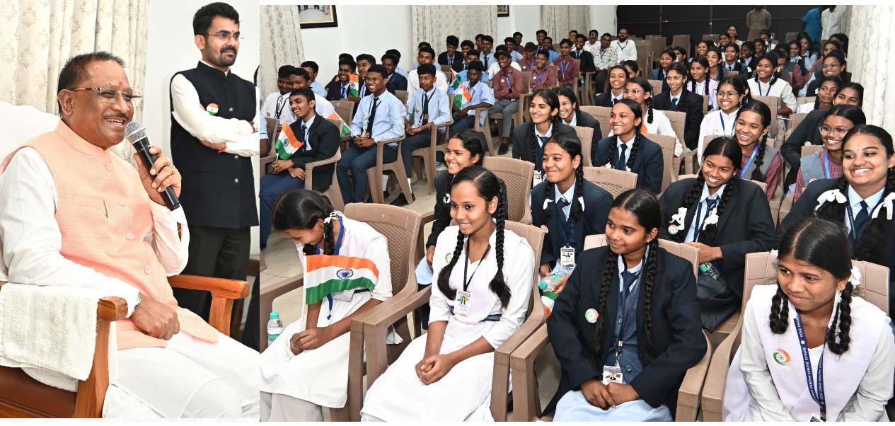 हवाई यात्रा कर रायपुर पहुंचे बीजापुर के मेधावी विद्यार्थियों में आसमान छूने का हौसला हवाई यात्रा कर रायपुर पहुंचे बीजापुर के मेधावी विद्यार्थियों में आसमान छूने का हौसला