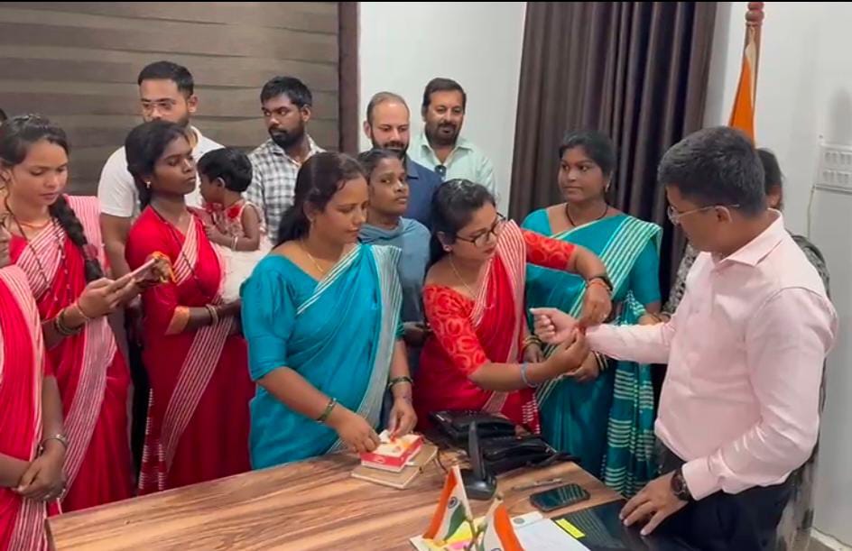कलेक्टर अवनीश शरण और सीईओ जिला पंचायत को दीदियों ने बांधी राखी कलेक्टर अवनीश शरण और सीईओ जिला पंचायत को दीदियों ने बांधी राखी