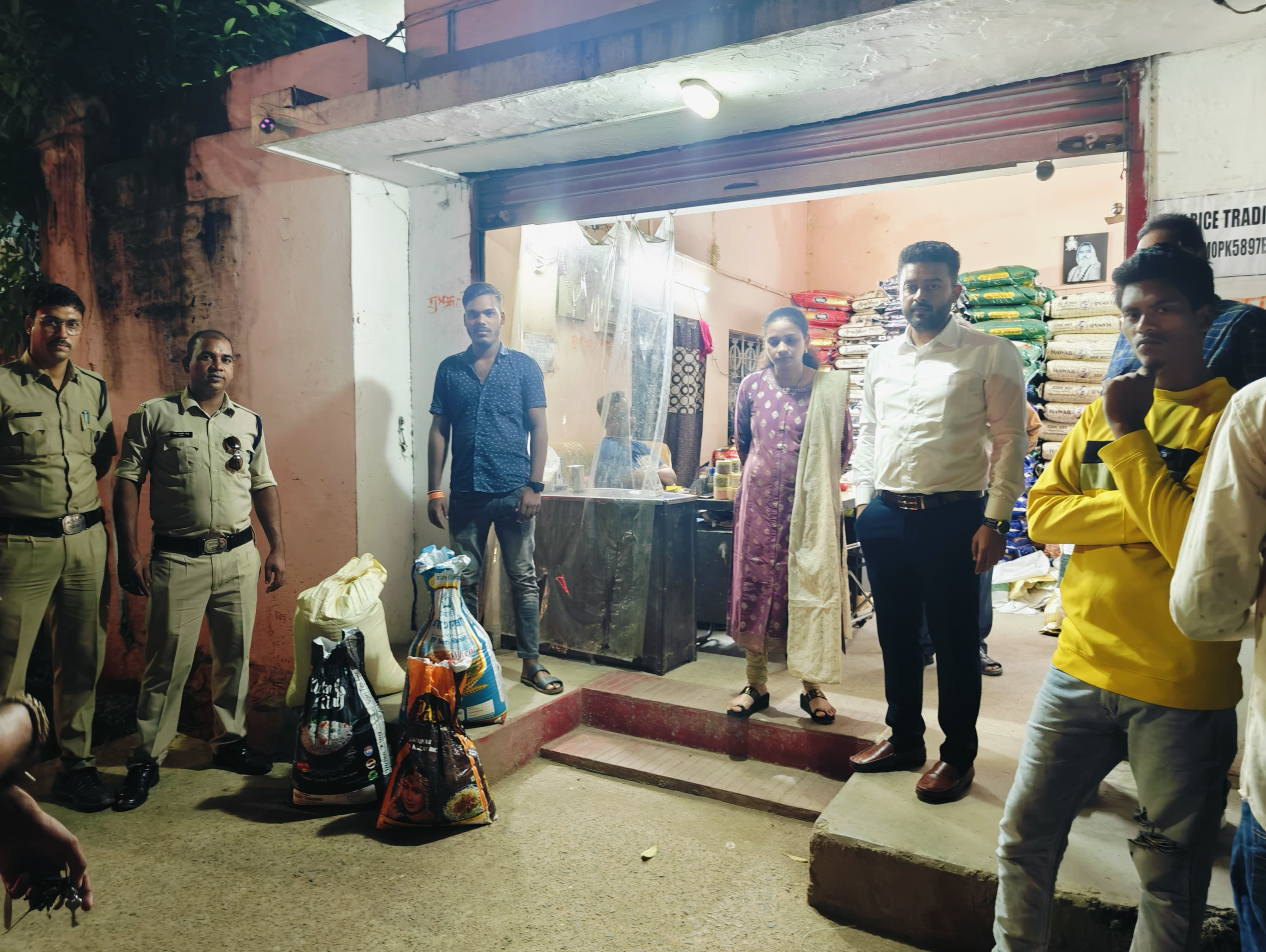 निजी दुकान से जब्त किया गया राशन में बंटने वाला 52 बोरी चावल निजी दुकान से जब्त किया गया राशन में बंटने वाला 52 बोरी चावल