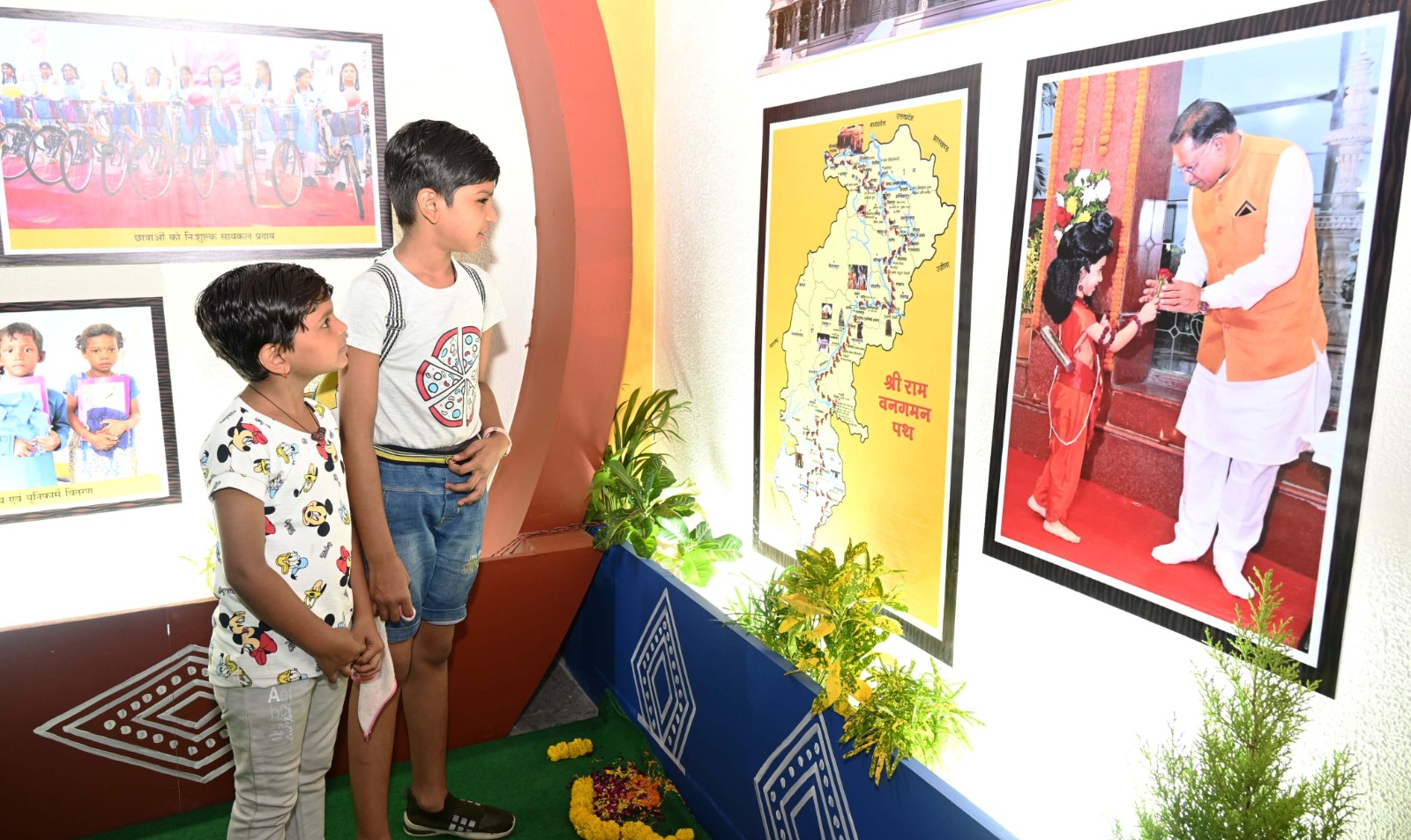 फोटो प्रदर्शनी के माध्यम से मिल रही ज्ञानवर्धक जानकारी फोटो प्रदर्शनी के माध्यम से मिल रही ज्ञानवर्धक जानकारी