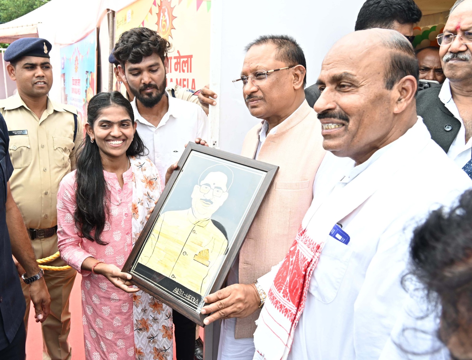 दिव्य कला मेला में मुख्यमंत्री श्री साय को पैरा शिल्प से निर्मित पोर्ट्रेट भेंट की गई दिव्य कला मेला में मुख्यमंत्री श्री साय को पैरा शिल्प से निर्मित पोर्ट्रेट भेंट की गई