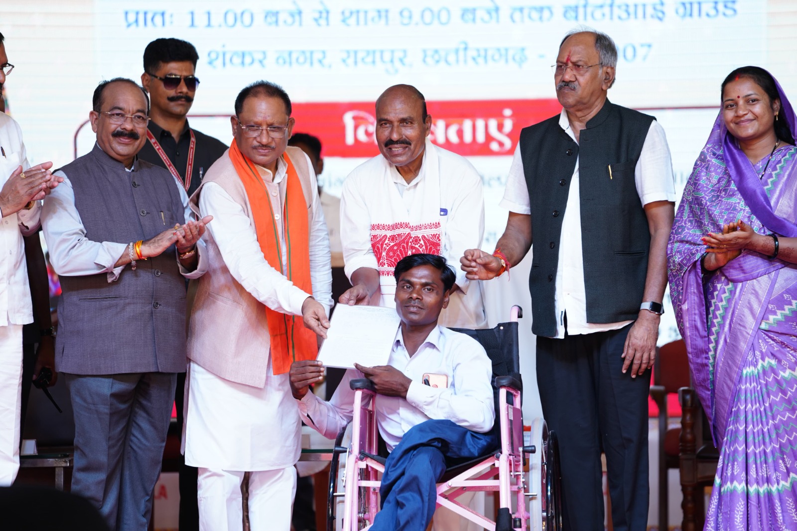 दिव्य कला मेले में दिव्यांगजनों को सहायक उपकरण एवं ऋण स्वीकृति पत्र किए गए वितरित दिव्य कला मेले में दिव्यांगजनों को सहायक उपकरण एवं ऋण स्वीकृति पत्र किए गए वितरित