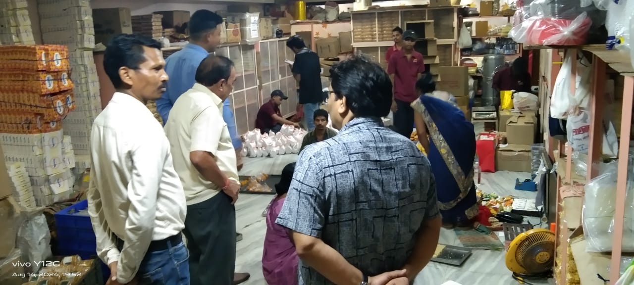 खाद्य विभाग ने खाद्य प्रतिष्ठानों एवं मिठाई दुकानों का किया निरीक्षण खाद्य विभाग ने खाद्य प्रतिष्ठानों एवं मिठाई दुकानों का किया निरीक्षण