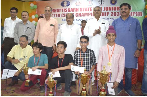 सभी को पछाड़ते हुए प्रभमन ने बालक वर्ग एवं तनीशा ने बालिका वर्ग में अंडर 15 राज्य स्तरीय फिडे रेटेड शतरंज स्पर्धा का जीता खिताब सभी को पछाड़ते हुए प्रभमन ने बालक वर्ग एवं तनीशा ने बालिका वर्ग में अंडर 15 राज्य स्तरीय फिडे रेटेड शतरंज स्पर्धा का जीता खिताब