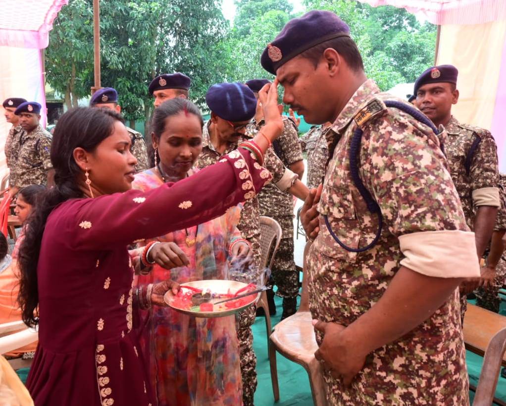 रक्षाबंधन का उत्सव: महिलाओं ने सुरक्षा बल के जवानों को बांधी राखी रक्षाबंधन का उत्सव: महिलाओं ने सुरक्षा बल के जवानों को बांधी राखी