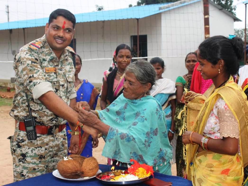 अंदरूनी कैम्पों में सुरक्षा बलों ने ‘‘रक्षा बंधन’’ पर्व धूमधाम से मनाया अंदरूनी कैम्पों में सुरक्षा बलों ने ‘‘रक्षा बंधन’’ पर्व धूमधाम से मनाया