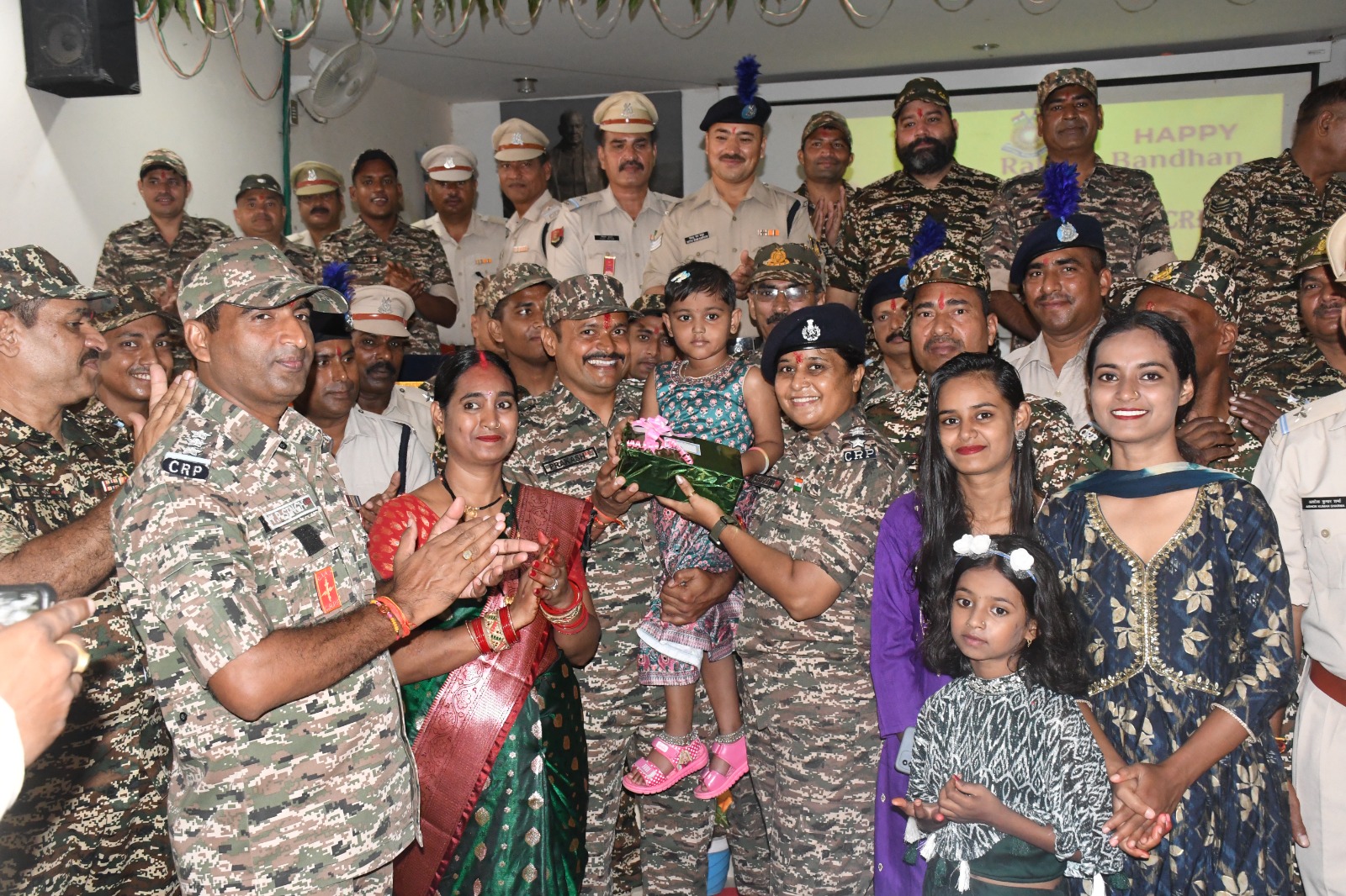 बीजापुर में बहनों ने रक्षाबंधन पर सुरक्षाबलों को बांधी राखी, भावुक हुए जवान बीजापुर में बहनों ने रक्षाबंधन पर सुरक्षाबलों को बांधी राखी, भावुक हुए जवान