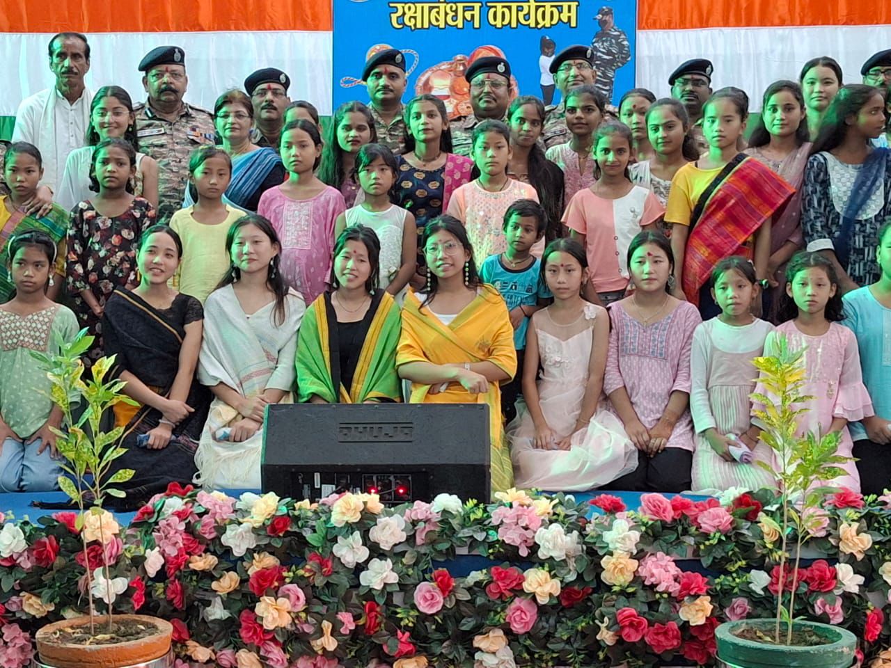 शबरी आश्रम की छात्राओं ने जवानों की कलाई पर सजाई राखियाँ शबरी आश्रम की छात्राओं ने जवानों की कलाई पर सजाई राखियाँ