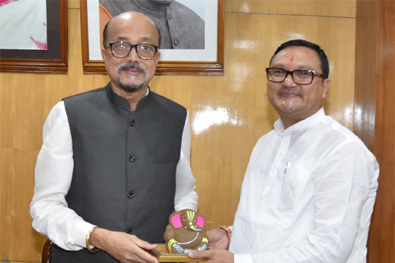 राज्यपाल श्री रमेन डेका से श्री जैन ने सौजन्य मुलाकात की राज्यपाल श्री रमेन डेका से श्री जैन ने सौजन्य मुलाकात की