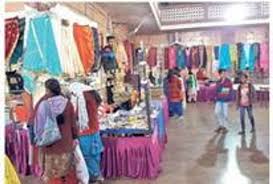 राघवेंद्र राव सभा भवन में आयोजित हथकरघा वस्त्रों की प्रदर्शनी सह विक्रय के प्रति लोगों में उत्साह राघवेंद्र राव सभा भवन में आयोजित हथकरघा वस्त्रों की प्रदर्शनी सह विक्रय के प्रति लोगों में उत्साह