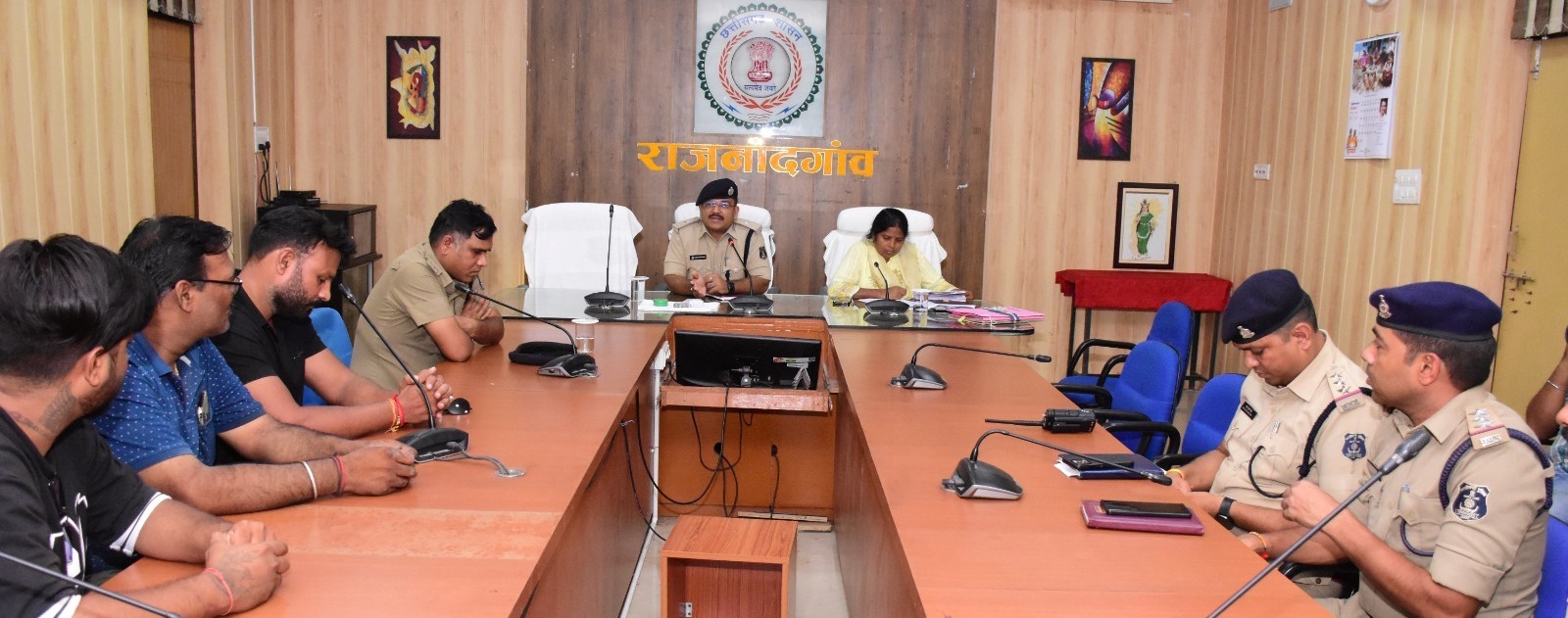 अपर कलेक्टर इंदिरा नवीन प्रताप सिंह तोमर ने डीजे वालों को दी नियमों की जानकारी अपर कलेक्टर इंदिरा नवीन प्रताप सिंह तोमर ने डीजे वालों को दी नियमों की जानकारी