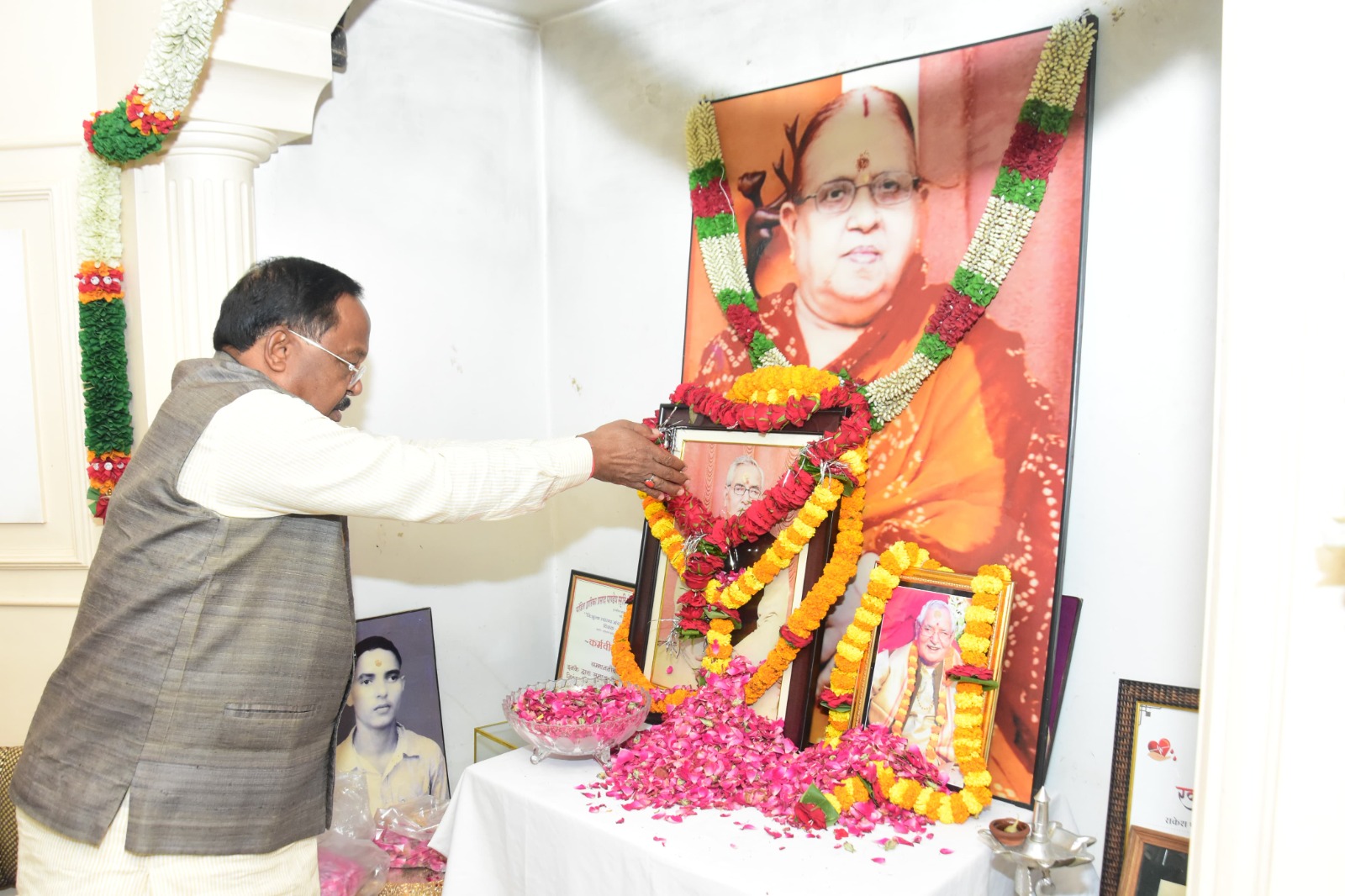 कृषि मंत्री श्री नेताम और उद्योग मंत्री श्री देवांगन ने स्व. श्याम जी पाण्डे को दी श्रद्धांजलि कृषि मंत्री श्री नेताम और उद्योग मंत्री श्री देवांगन ने स्व. श्याम जी पाण्डे को दी श्रद्धांजलि