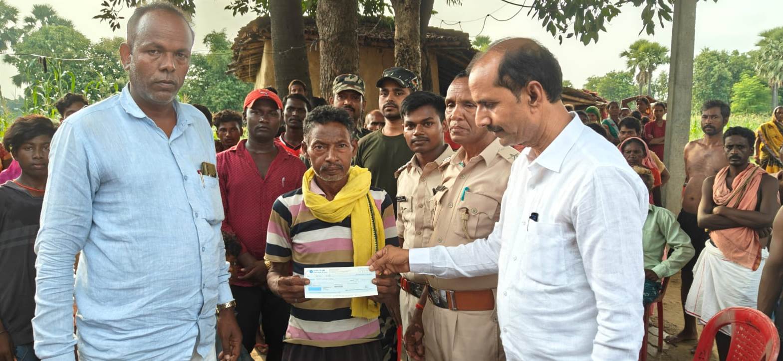 मुख्यमंत्री के निर्देश पर एलुमिना प्लांट हादसे में मृत 4 लोगों के आश्रितों को 15-15 लाख रूपए की मुआवजा राशि प्रदत्त मुख्यमंत्री के निर्देश पर एलुमिना प्लांट हादसे में मृत 4 लोगों के आश्रितों को 15-15 लाख रूपए की मुआवजा राशि प्रदत्त