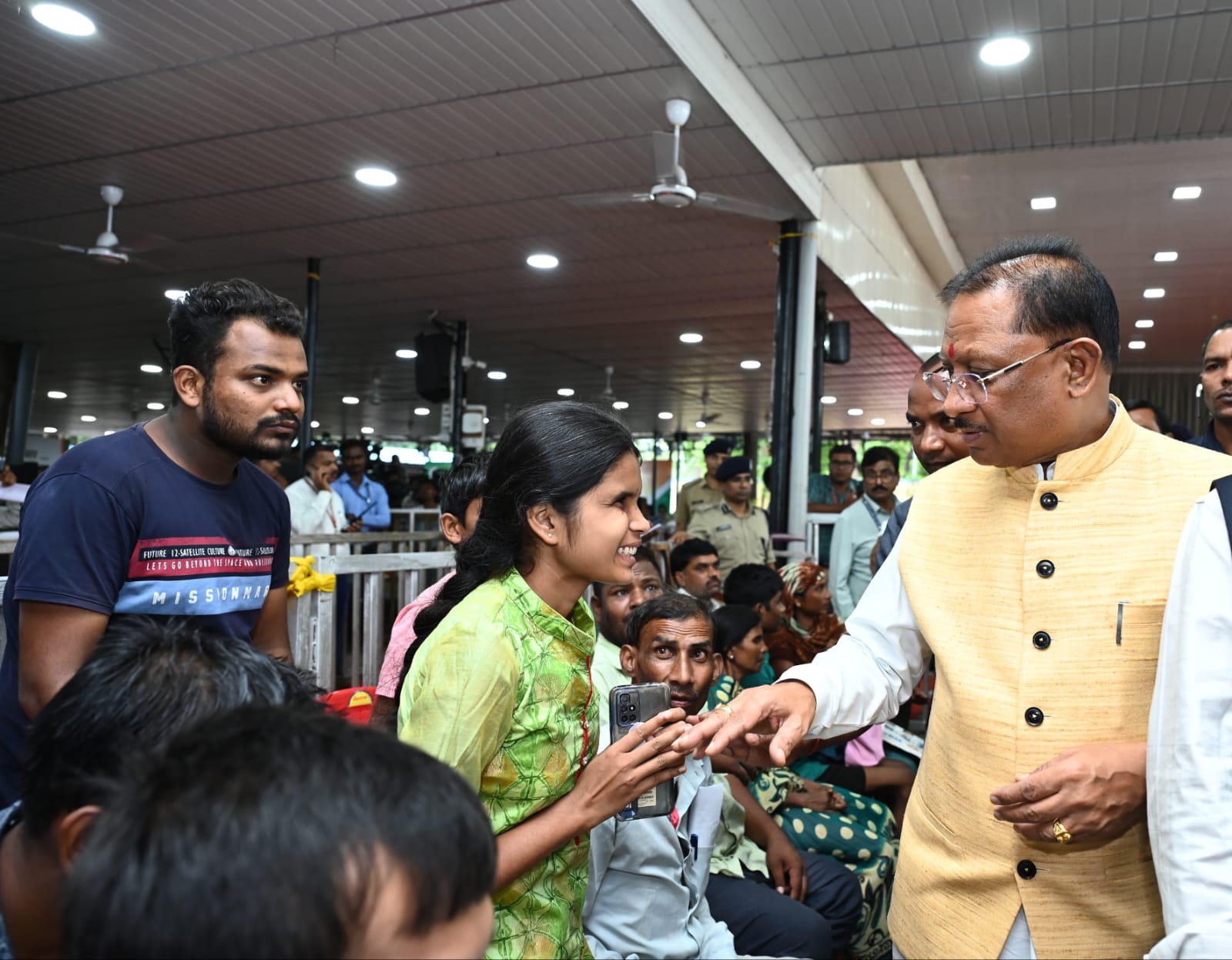 जशपुर से आई दृष्टिबाधित कुमारी रूपवर्षा ने ऑर्बिट रीडर यन्त्र के लिए मुख्यमंत्री से गुहार की जशपुर से आई दृष्टिबाधित कुमारी रूपवर्षा ने ऑर्बिट रीडर यन्त्र के लिए मुख्यमंत्री से गुहार की