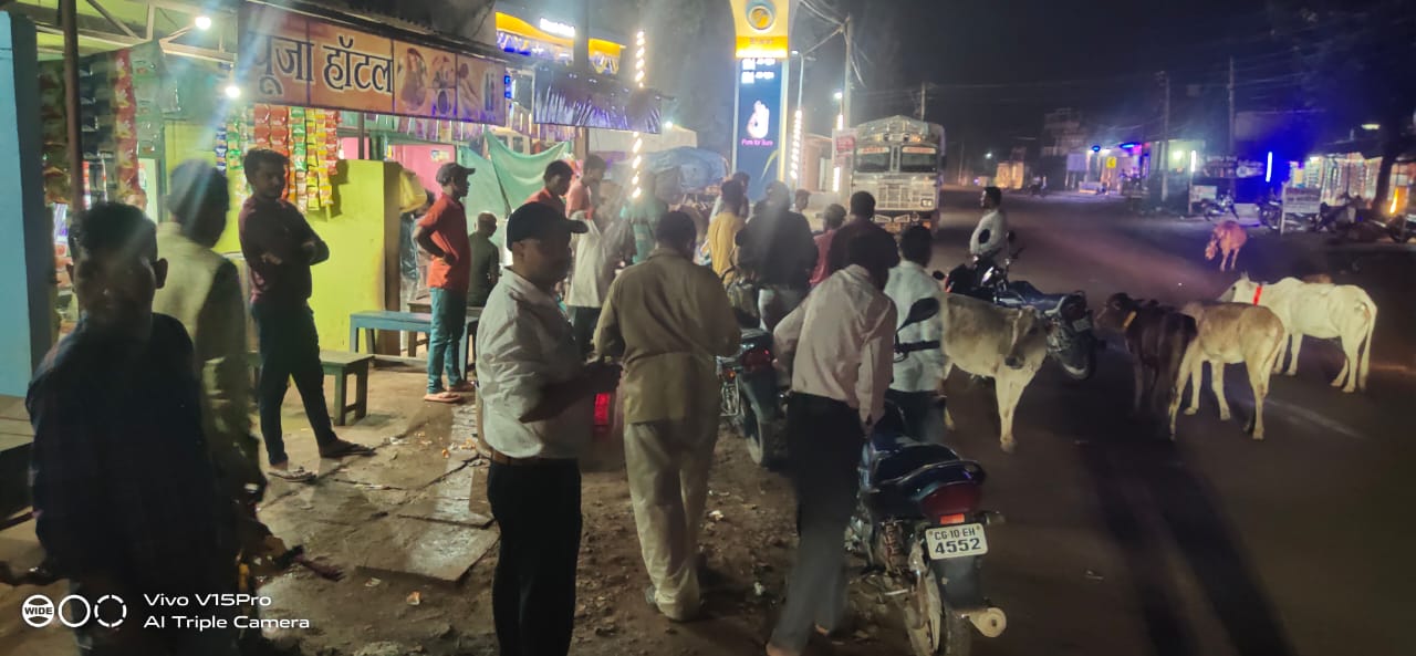 सड़क दुर्घटनाओं को रोकने के लिए गायों को बांधे जा रहे रेडियम बेल्ट सड़क दुर्घटनाओं को रोकने के लिए गायों को बांधे जा रहे रेडियम बेल्ट