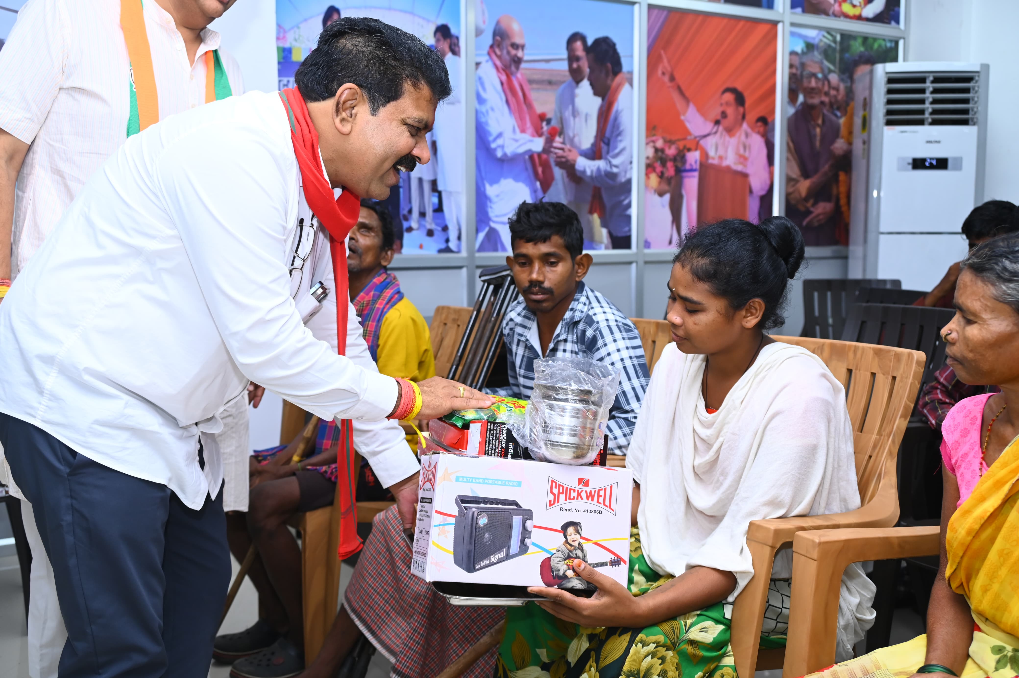 उपमुख्यमंत्री विजय शर्मा ने माओवादी हिंसा से पीड़ित बस्तर के नागरिकों का अपने निवास में किया गर्मजोशी से स्वागत उपमुख्यमंत्री विजय शर्मा ने माओवादी हिंसा से पीड़ित बस्तर के नागरिकों का अपने निवास में किया गर्मजोशी से स्वागत