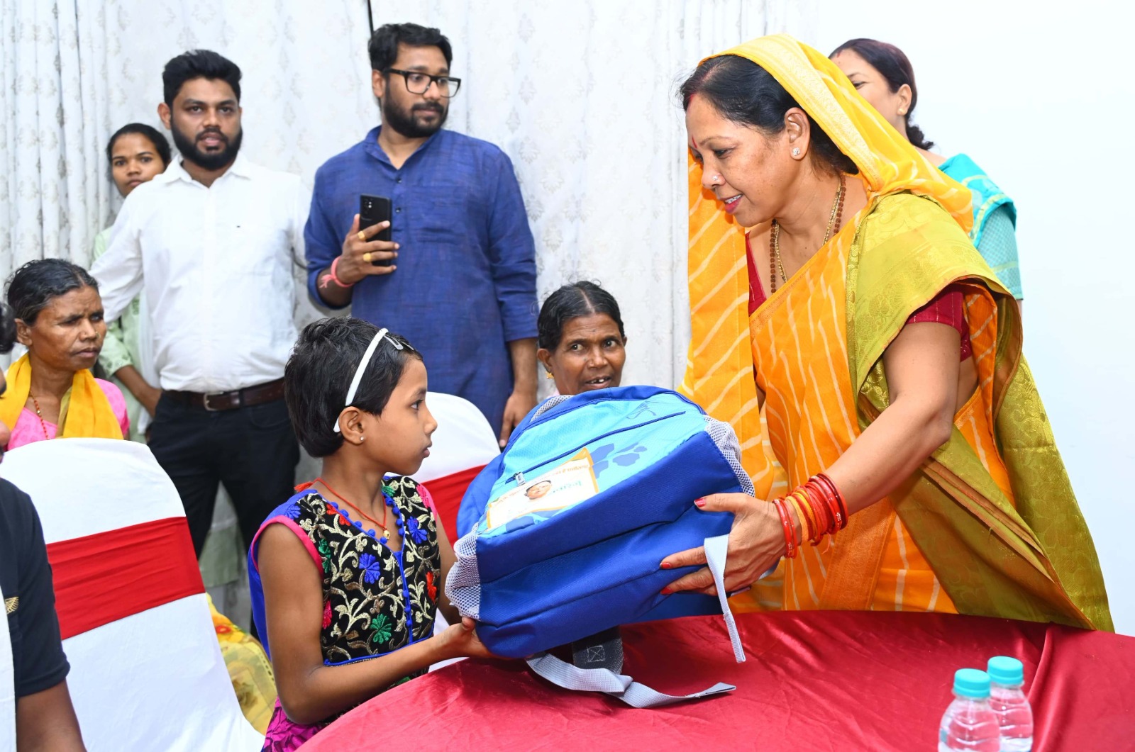 नई दिल्ली से लौटे माओवादी हिंसा पीड़ित बस्तरवासियों का मुख्यमंत्री निवास में आत्मीय स्वागत नई दिल्ली से लौटे माओवादी हिंसा पीड़ित बस्तरवासियों का मुख्यमंत्री निवास में आत्मीय स्वागत